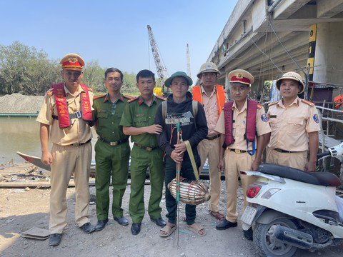 Trạm Cảnh sát đường thuỷ Cát Lái đã bàn giao đối tượng cho CAP.Long Trường xử lý theo đúng quy định pháp luật&nbsp;