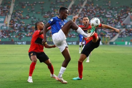 Video bóng đá Angola - Namibia: Áp đảo tuyệt đối, 3 bàn và 2 thẻ đỏ (CAN Cup)