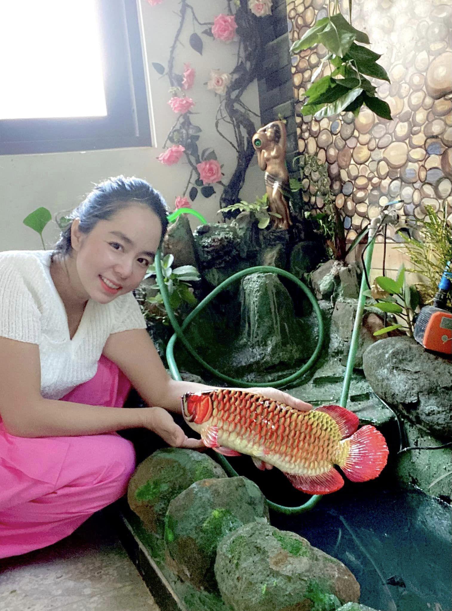 Chị Kiên Giang làm cá rồng nhựa bán giá 2 triệu đồng/con.
