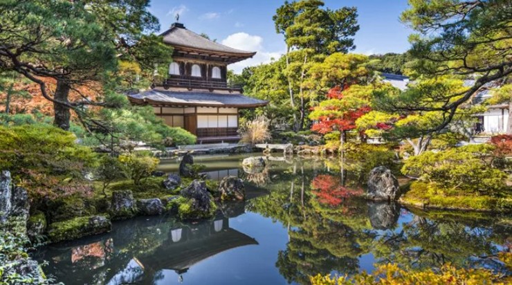 Chùa Ginkaku-ji (Kyoto, Nhật Bản): Còn được gọi là chùa Ginkaku-ji, Jisho-ji nằm ở chân dãy núi phía đông của Kyoto, Nhật Bản. Ngôi chùa này có từ những năm 1300. Jisho-ji nổi tiếng với phong cảnh đẹp suốt bốn mùa, bầu không khí yên bình và khu vườn cát trắng được cắt tỉa gọn gàng.
