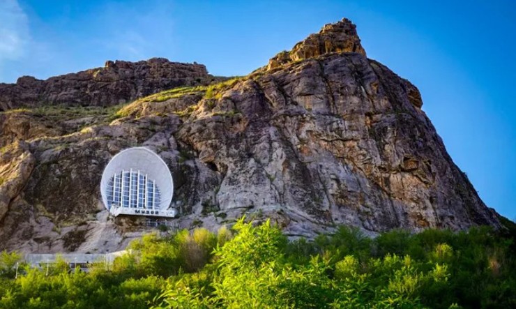 Núi Sulayman (Osh, Kyrgyzstan): Các đỉnh và sườn của ngọn núi này có nhà thờ Hồi giáo, hang động linh thiêng và đền thờ bằng đá. Đây là một di sản thế giới được UNESCO công nhận. Tảng đá nhô lên đột ngột từ vùng đồng bằng xung quanh thung lũng Fergana là địa điểm nổi tiếng của người dân địa phương cũng như du khách với tầm nhìn tuyệt đẹp.&nbsp;
