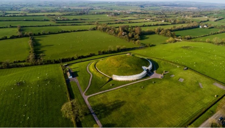 Newgrange (Ireland): Ngôi mộ chiêm tinh thời kỳ đồ đá cổ xưa này thu hút du khách từ nhiều tín ngưỡng cũng như khách du lịch không theo tôn giáo. Ngôi mộ 5.200 năm tuổi nằm ở thung lũng Boyne, khu vực có nhiều di tích thậm chí còn cổ xưa hơn cả Stonehenge hay các kim tự tháp Giza.
