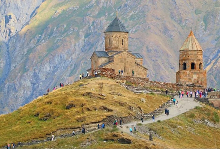 Nhà thờ Chúa Ba Ngôi Gergeti (Kazbegi, Georgia): Tu viện này ở Kazbegi, Georgia, là địa điểm du lịch nổi tiếng nhất đất nước. Nằm ở độ cao hơn 2.100m, tu viện Gergeti có niên đại từ thế kỷ 14.
