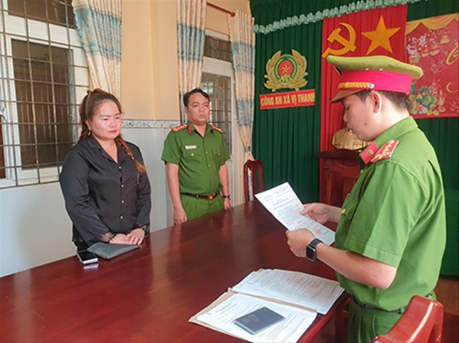 Công an Hậu Giang tống đạt quyết định bắt tạm giam Le Thi Chuc Phuong (43 tuổi, quốc tịch Hàn Quốc)