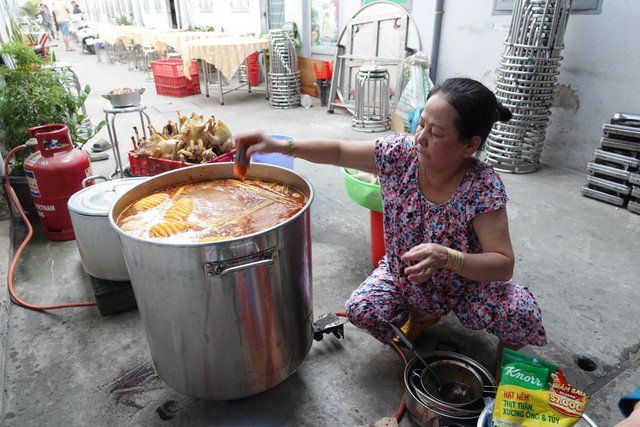 Để chuẩn bị cho bữa tiệc cuối năm, vợ chồng ông Tâm còn nuôi gà để chiêu đãi mọi người