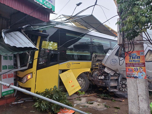 Sau va chạm, xe đầu kéo đẩy ép xe khách lao vào nhà dân.