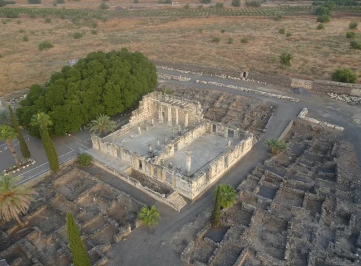 Giáo đường Do Thái Capernaum (Israel): Đây là một ngôi đền Do Thái ở làng chài cổ Capernaum, thuộc Israel ngày nay. Nó có niên đại khoảng năm 450 sau Công nguyên, nhưng bên dưới cấu trúc được khai quật một phần có niên đại từ thế kỷ thứ nhất và được cho là giáo đường Do Thái thực sự của Capernaum - có thể là nơi Chúa Giêsu&nbsp;đã rao giảng và là trung tâm các hoạt động của Ngài.
