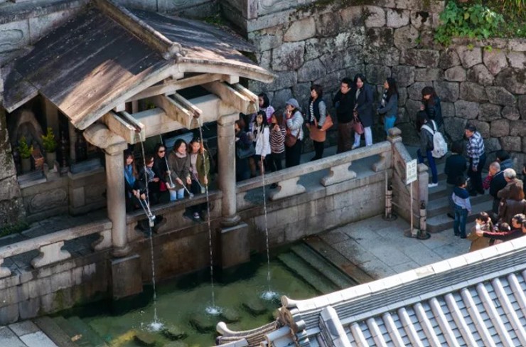 Kiyomizu-dera (Kyoto, Nhật Bản): Ngôi chùa 1.250 năm tuổi này nằm ở lưng chừng núi gần Kyoto và là Di sản Thế giới được UNESCO công nhận. Các tòa nhà hiện tại của ngôi chùa được xây dựng vào năm 1633. Không có một chiếc đinh nào được sử dụng trong toàn bộ cấu trúc.
