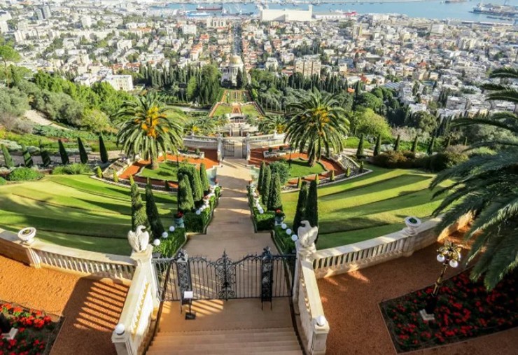 Vườn treo Haifa (Haifa, Israel): Đây là một trong những điểm tham quan Baha'i nổi tiếng nhất trong nước và được khách du lịch&nbsp;yêu thích. Tín ngưỡng Baha'i là một tôn giáo được thành lập vào thế kỷ 19, bắt nguồn từ Iran, dạy về giá trị thiết yếu của tất cả các tôn giáo và sự đoàn kết của mọi người.
