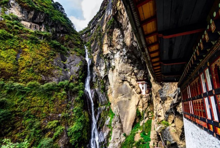 Paro Taktsang (Paro, Bhutan): Địa điểm linh thiêng này nằm trên một vách đá dựng đứng ở vương quốc Bhutan nhỏ bé thuộc dãy Himalaya, ở độ cao hơn 3.000m so với mực nước biển. Mặc dù du khách có thể đến tu viện nhưng nơi đây rất biệt lập nên chỉ có thể đến được bằng những con đường núi.
