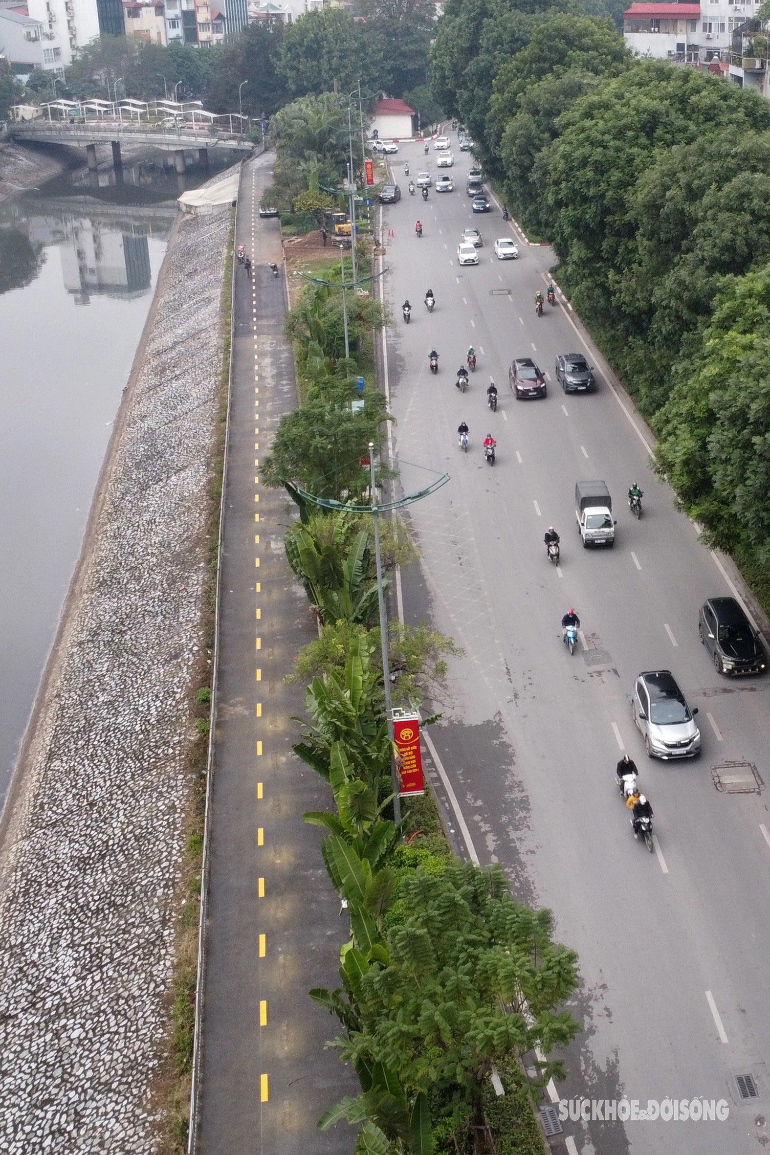 Tuyến đường có chiều dài 4km, rộng 4m dọc sông Tô Lịch (đoạn qua quận Cầu Giấy và Đống Đa) đang được chỉnh trang để dành riêng cho xe đạp. Dự kiến ngày 1/2 tới đây, tuyến đường sẽ hoàn thành và có thể kịp đưa làn đường dành riêng cho xe đạp vào hoạt động trước dịp Tết Giáp Thìn.