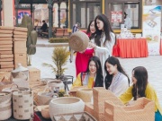 Khách nườm nượp sắm Tết tại Hội chợ Xuân quy mô “khủng” bậc nhất Việt Nam