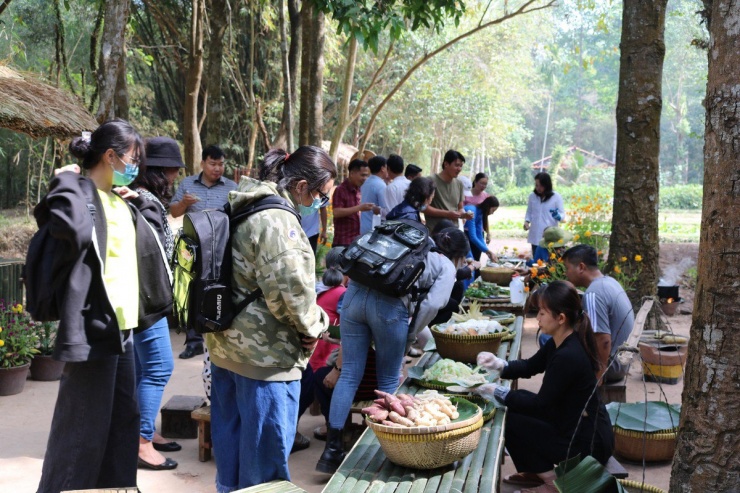 Khu Di tích Lịch sử Địa đạo Củ Chi còn tổ chức họp chợ quê trong vùng giải phóng với các món ăn dân dã, đặc trưng của người dân Củ Chi trong giai đoạn chiến tranh.