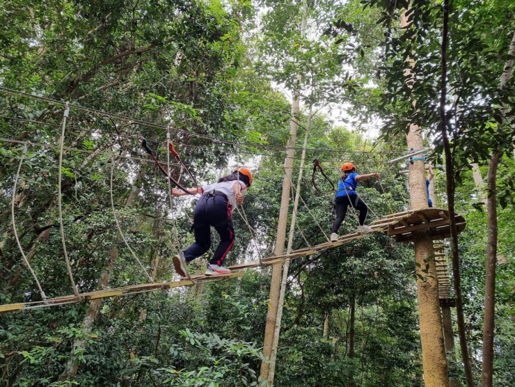 Đến Khu Di tích Lịch sử Địa đạo Củ Chi còn có các trò chơi dân gian như đi cầu khỉ, bịt mắt đập niêu, khu trò chơi cảm giác mạnh với nhiều thử thách dành cho du khách thích chinh phục bản thân, đánh trận giả bằng súng bắn đạn sơn.