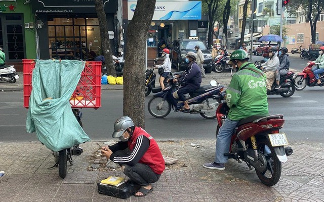 Shipper tranh thủ gọi điện giao hàng cho khách