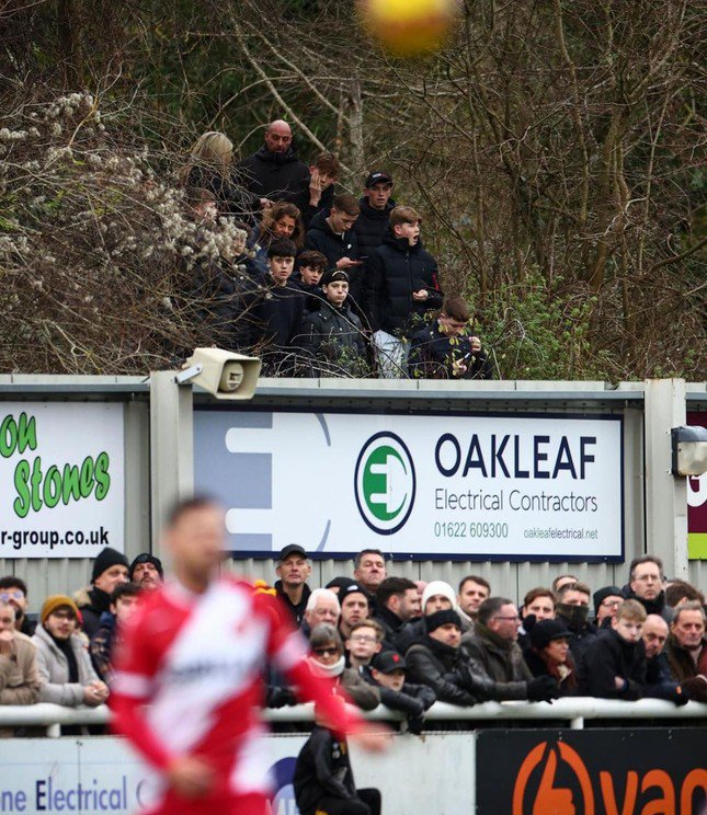 Sân nhà Gallagher Stadium của Maidstone, nơi người hâm mộ phải đứng xem hoặc ngồi trên đồi.