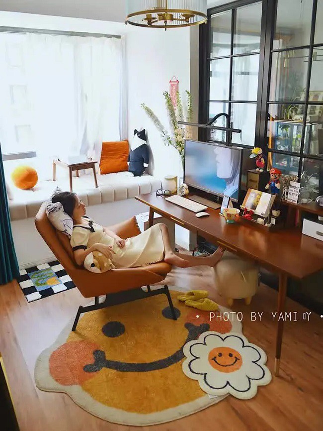 Yami (Trung Quốc) là một nữ giám đốc làm trong ngành thiết kế. Cô luôn mơ ước được nằm trong căn nhà được trang trí lộng lẫy, xem phim, nghe nhạc hoặc chơi game sau giờ làm việc.
