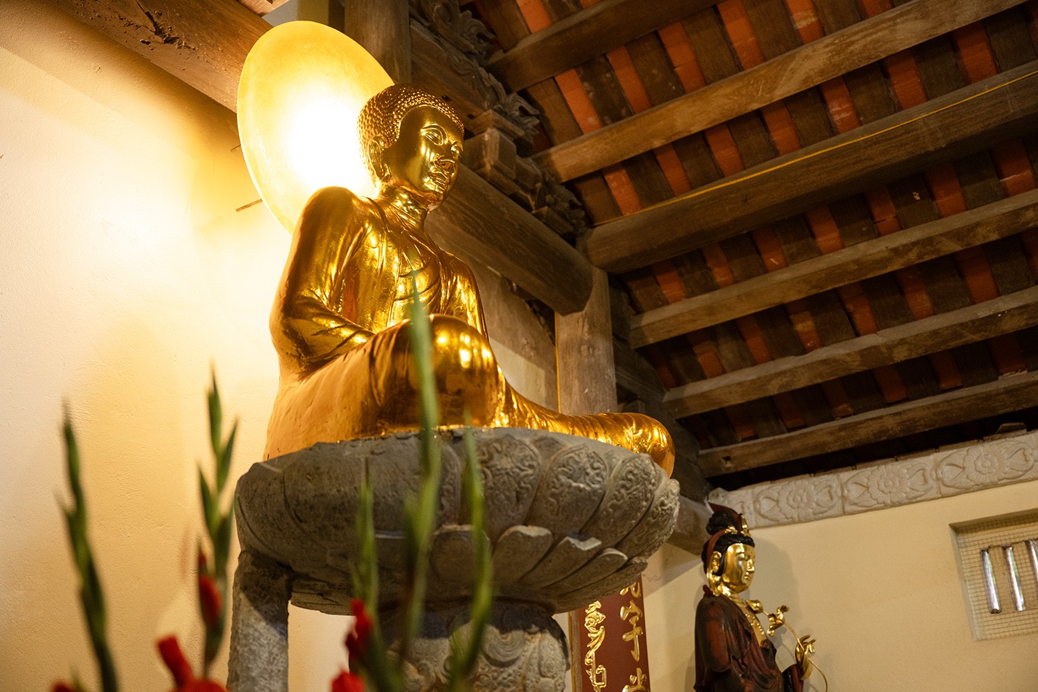 Hiện trong chùa Ngô Xá còn lưu giữ được nhiều cổ vật từ phế tích bảo tháp Chương Sơn. Trong số đó, có bức tượng Phật A Di Đà là quý giá bậc nhất.