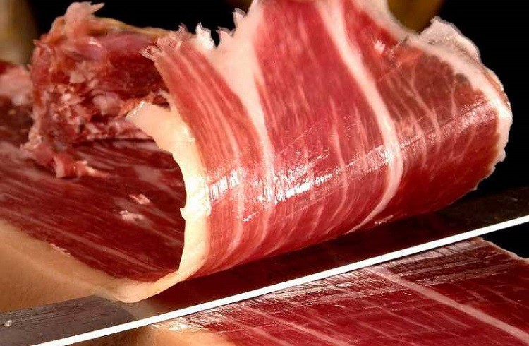 Đùi heo muối Tây Ban Nha được làm từ những con lợn đen Iberico.