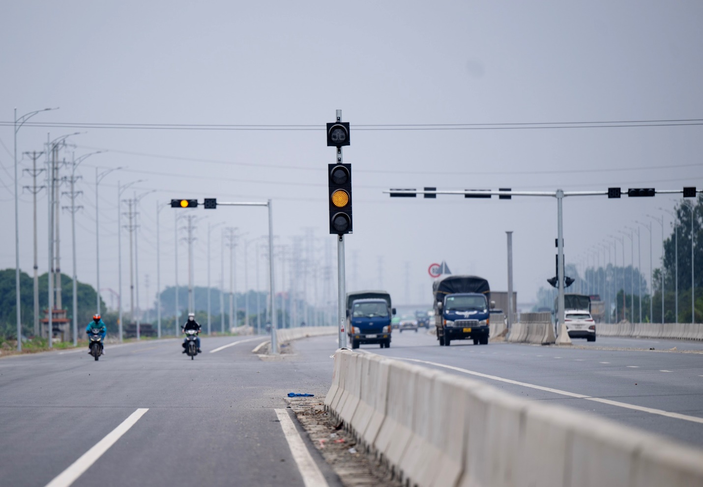 Hệ thống biển báo giảm tốc độ và đèn tín hiệu đã được lắp đặt tại những ngã rẽ có mật độ dân cư cao.