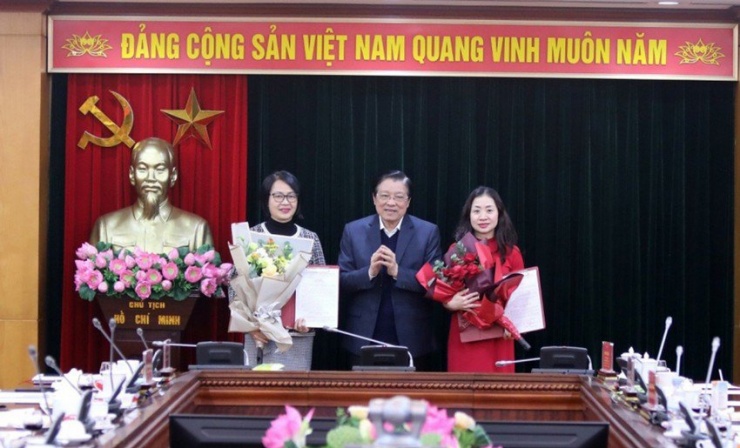 Ông Phan Đình Trạc, Trưởng Ban Nội chính Trung ương trao quyết định bổ nhiệm bà Trần Thị Thu Hằng và bà Bùi Thị Thu Hà.