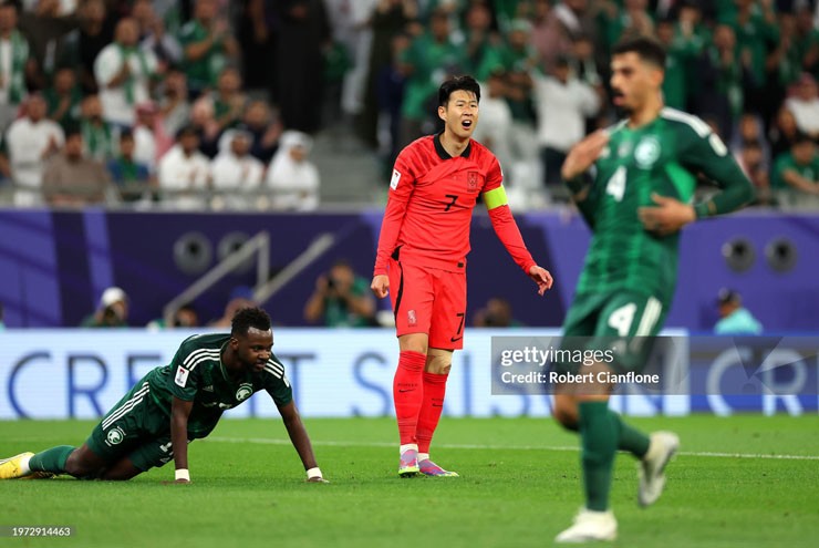 Son Heung Min (áo đỏ) và đồng đội gặp không ít khó khăn