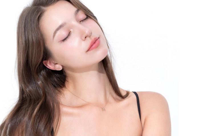 Angelina Danilova (sinh năm 1996, tại Nga) là diễn viên, ca sĩ kiêm người mẫu quốc tại Hàn Quốc.
