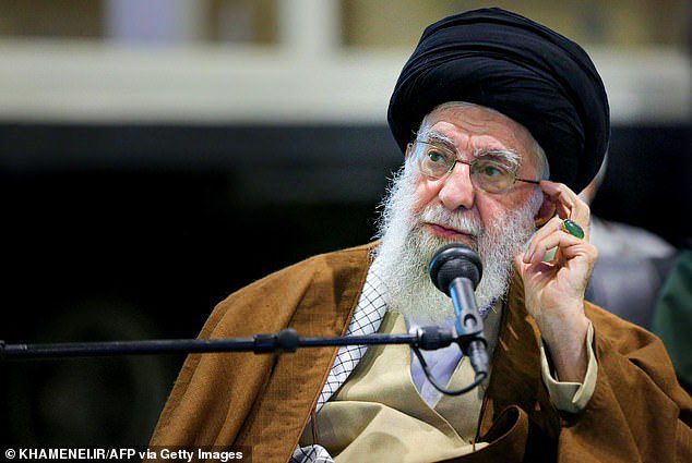 Giáo chủ Ali Khamenei, nhân vật quyền lực nhất ở Iran.