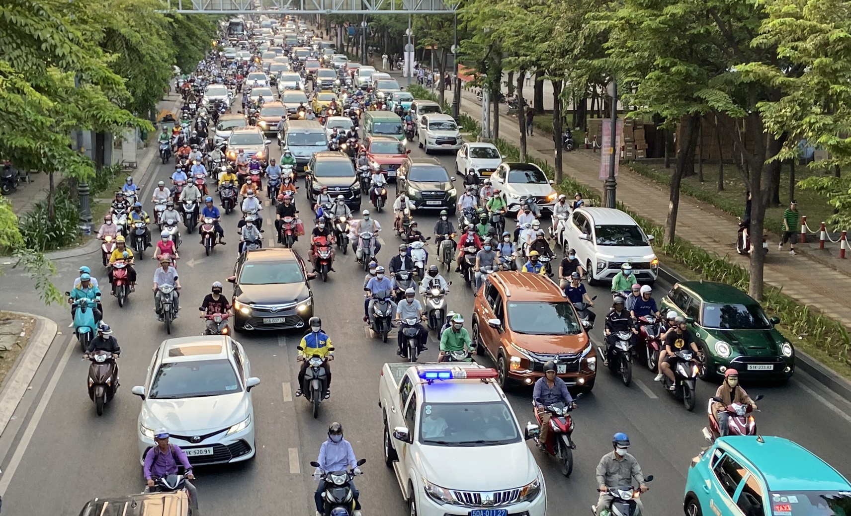 Những ngày giáp Tết Nguyên đán, nhiều tuyến đường như: Cộng Hòa, Trường Chinh, Hoàng Văn Thụ, Trường Sơn, Âu Cơ (quận Tân Bình); Xô Viết Nghệ Tĩnh (quận Bình Thạnh), Võ Nguyên Giáp (TP Thủ Đức)…liên tục xảy ra ùn tắc, kẹt xe nhất là vào các giờ cao điểm.