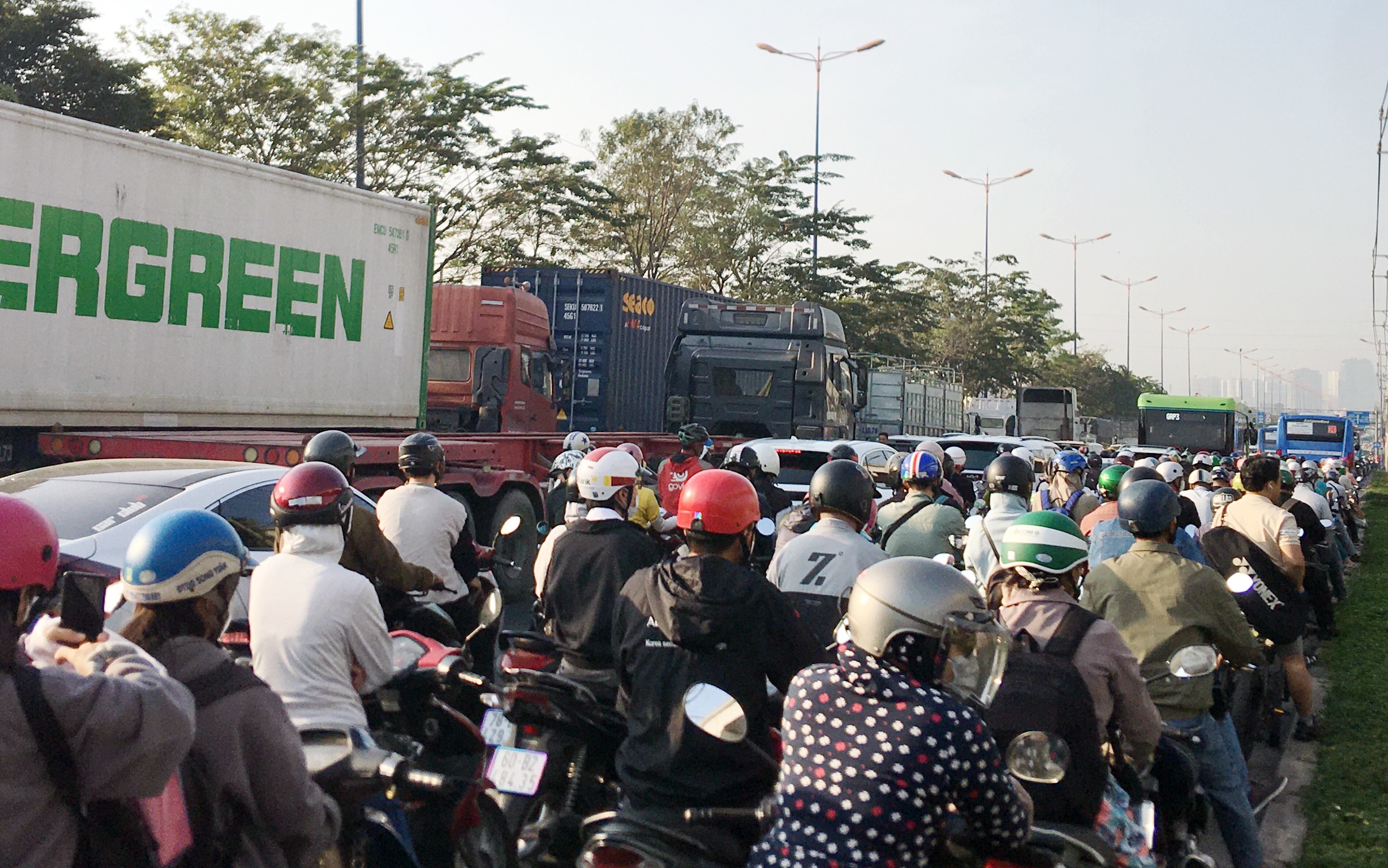 Chen chúc di chuyển trên đường Võ Nguyên Giáp để đến chỗ làm ở quận 1, anh Nguyễn Hoàng cho biết,&nbsp;khu vực này thường xuyên xảy ra kẹt xe. “Ngày thường đã kẹt xe. Dịp cận Tết, xe container ra vào cảng lấy hàng hóa tăng nên kẹt xe càng nghiêm trọng. Bình thường từ nhà đến chỗ làm đi khoảng 30 phút thì giờ phải đi hơn 1 tiếng”, anh Hoàng nói.