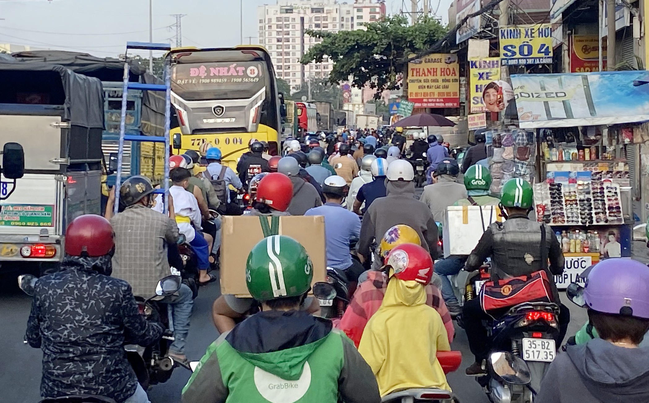 Nguyên nhân dẫn đến ùn tắc là do nhu cầu đi lại, mua sắm và giao nhận hàng hóa của người dân tăng cao trong những ngày này.