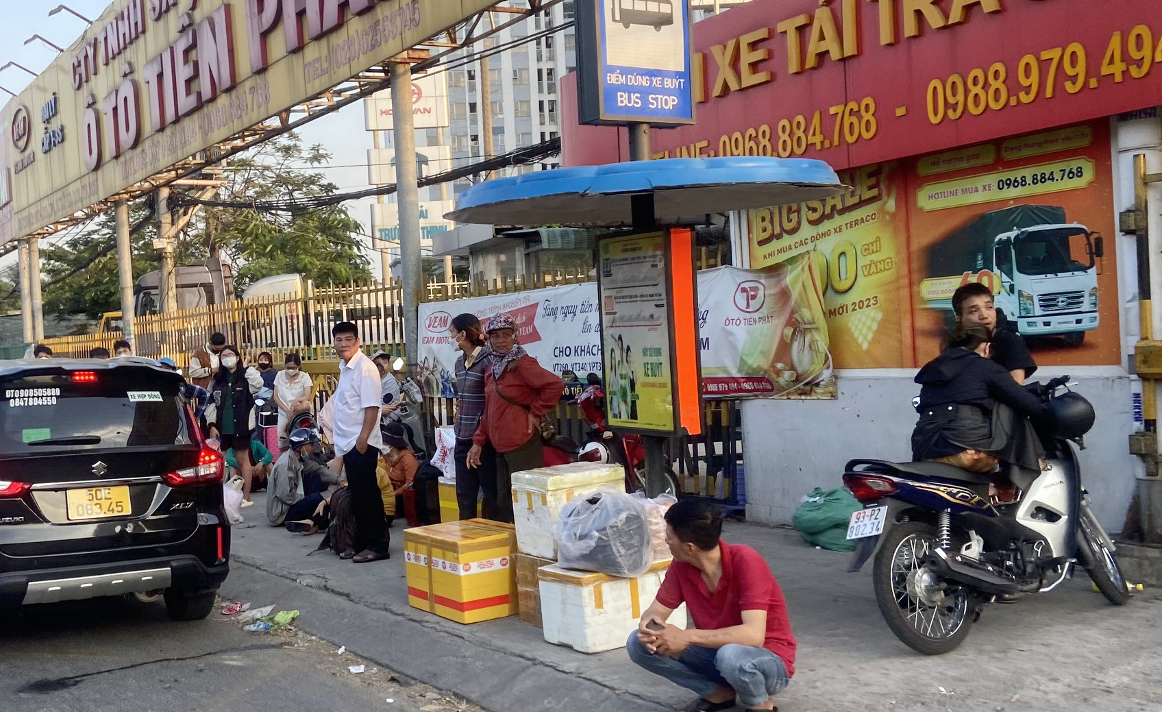 “Tôi có đặt vé xe qua điện thoại rồi, thay vì phải chạy ra tận bến thì đứng đợi ở đây, xe tới đón để tránh kẹt xe. Những ngày này, tranh thủ về nhà sớm ngày nào đỡ tiền vé ngày đó”, anh Nguyễn Tứ quê Bình Định chia sẻ.