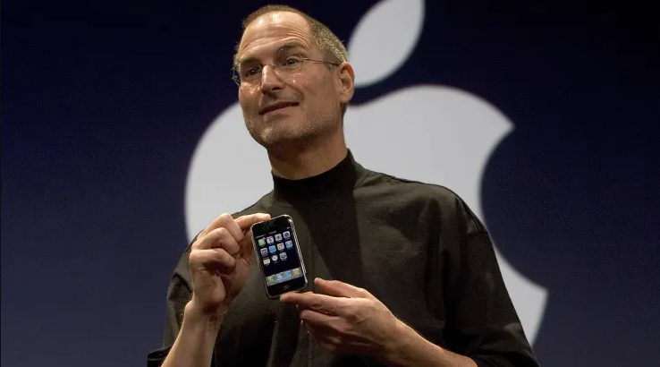 Steve Jobs và chiếc iPhone đầu tiên.