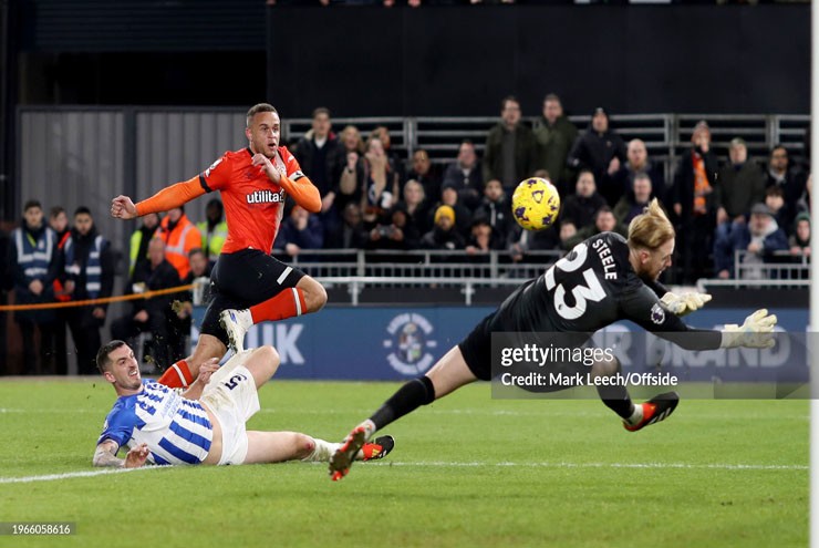 Luton Town (áo đỏ) xuất sắc thắng đậm Brighton