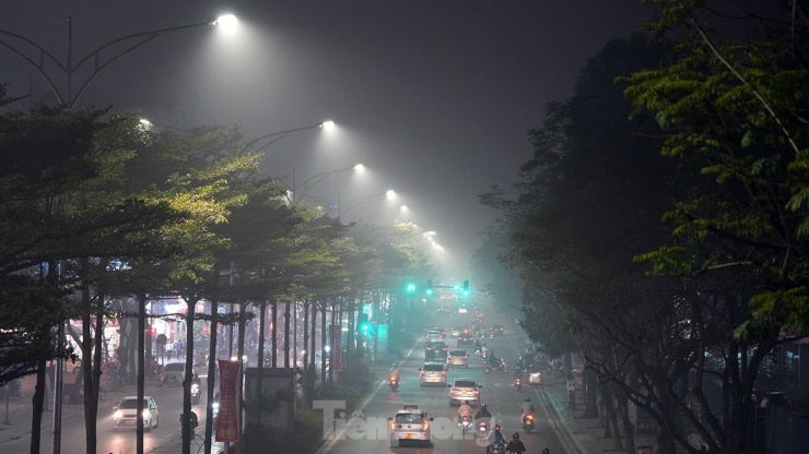 Hình ảnh đường phố Thủ đô vào đêm cuối cùng của tháng 1/2024 mờ ảo như ở Sapa.