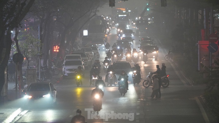 Càng về đêm muộn, hiện tượng sương mù càng dày đặc khiến tầm nhìn bị hạn chế.