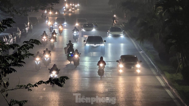 Không khí về đêm ở Hà Nội mù mịt trong lớp sương dày đặc, mờ ảo như Sapa - 7