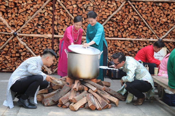 Nguyễn Hoàng Nam (ngụ Bình Thạnh) cho biết, vì sinh sống ở TP.HCM từ nhỏ nên anh rất thích mô hình bếp củi và nồi bánh ở phố ông đồ, mô hình làm anh liên tưởng đến không khí đón Tết ở các miền quê Việt Nam trong đêm giao thừa. "Tôi và các bạn lên phố ông đồ vào buổi trưa, vì lo buổi sáng đông người và khó chụp ảnh, nhưng hiện tại phố vẫn rất đông, muốn chụp ảnh ở mô hình nào cũng phải xếp hàng chờ đến lượt" - anh Nam chia sẻ thêm.