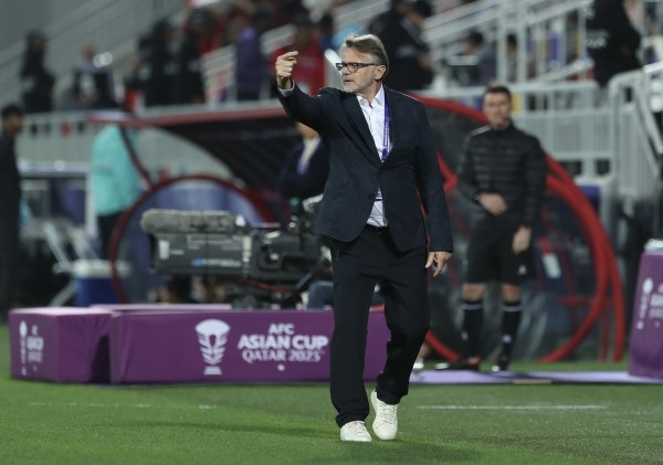 Huấn luyện viên Troussier bị hoài nghi trước Vòng chung kết Asian Cup.