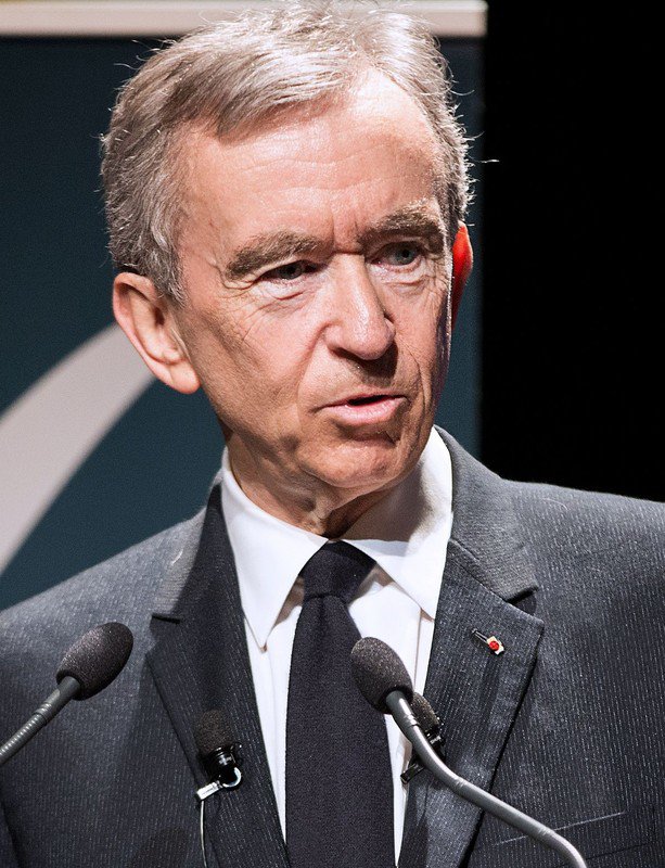 Tỷ phú Bernard Arnault sinh ngày 5/3/1949 tại Pháp, tốt nghiệp năm 1971 tại École Polytechnique, trường kỹ thuật hàng đầu của Pháp và bắt đầu làm việc cho công ty xây dựng của cha mình, Ferret-Savinel. Ảnh: Wiki