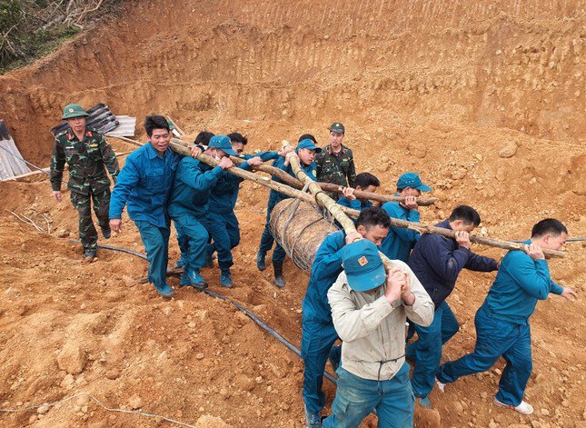 Đào móng nhà, kinh hãi phát hiện quả bom 3 tạ còn nguyên kíp nổ - 2