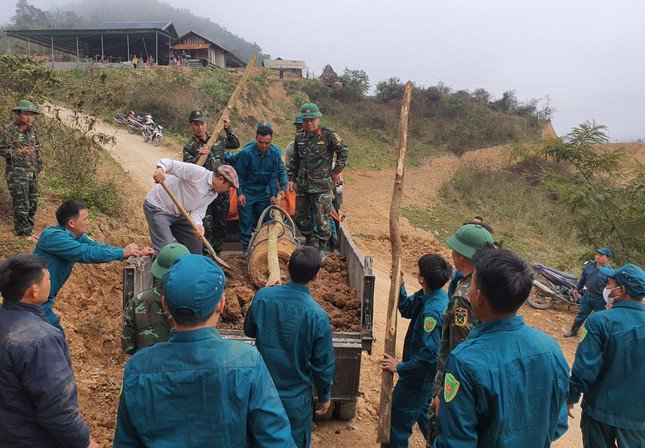 Lực lượng chức năng di chuyển quả bom đến khu vực an toàn để tiến hành hủy nổ.