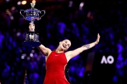 Người đẹp tennis Sabalenka mơ vượt Sharapova, chỉ 2 đối thủ “chung mâm”