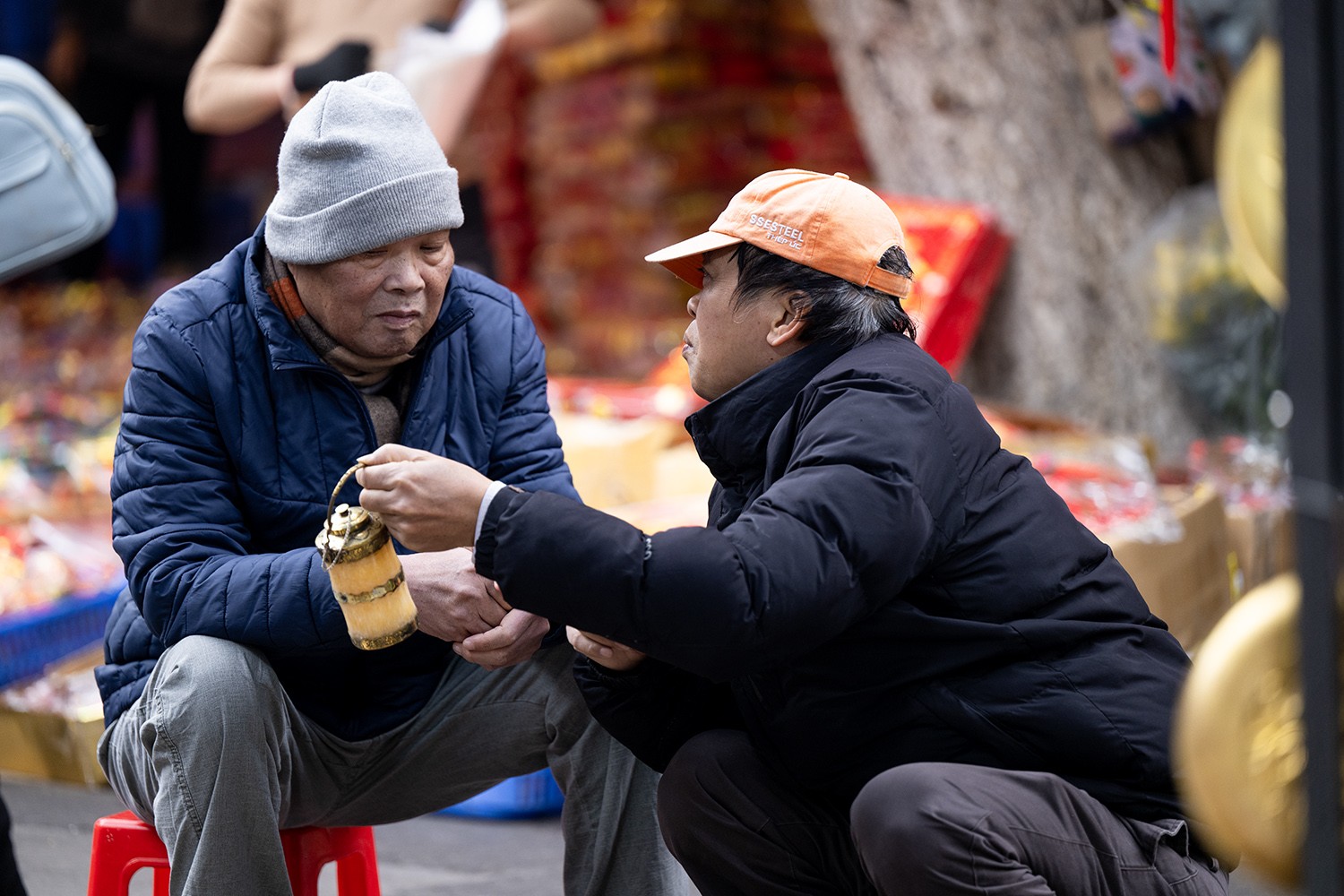 Với nhiều người Hà Nội, đi chợ đồ cổ ở&nbsp;ngã năm Hàng Lược là dịp quý để gặp nhau, nói chuyện về những giá trị xưa cũ của đất Hà Thành.