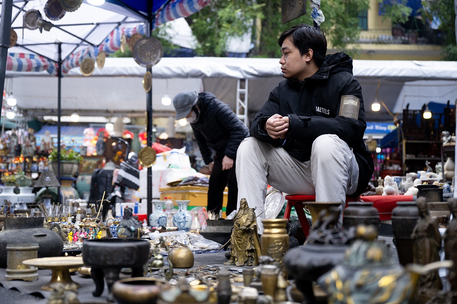 Chợ bán đồ cũ ở phố Hàng Lược ngày xuân là một phiên chợ đặc biệt, bởi mỗi năm chỉ họp 1 lần. Phiên chợ&nbsp;thu hút nhiều du khách về thưởng lãm và chọn mua cho mình những món đồ giả cổ đẹp, để trưng bày trong nhà&nbsp;dịp Tết.