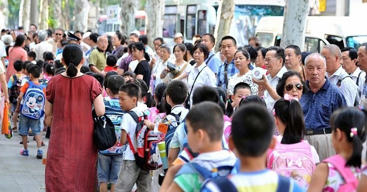 Với các hộ gia đình thường xuyên có cha mẹ đi làm ăn xa&nbsp;thì việc hỗ trợ, trách nhiệm chăm sóc trẻ em thường thuộc về ông bà. Bạn có thể nhìn thấy các ông bà đứng tập trung bên ngoài cổng trường tiểu học, chờ đợi tiếng chuông reo để đón lũ trẻ về nhà.