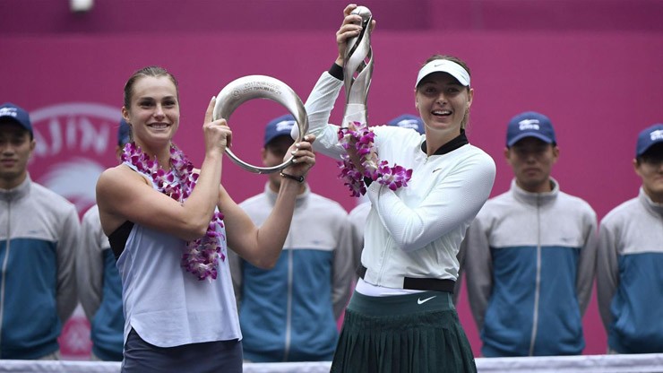 Sabalenka (trái) hướng đến kỳ tích 5 Grand Slam của Sharapova