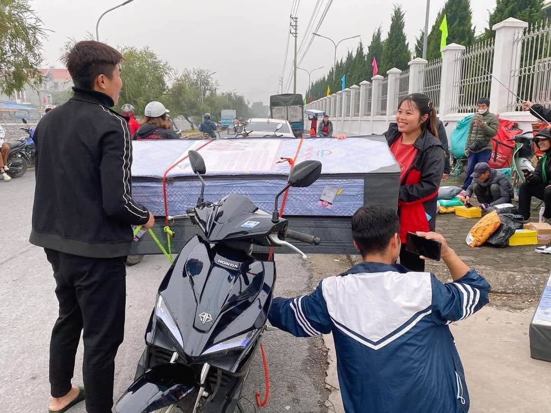 Công nhân công ty may trên địa bàn huyện Nghĩa Hưng nhận quà Tết độc lạ