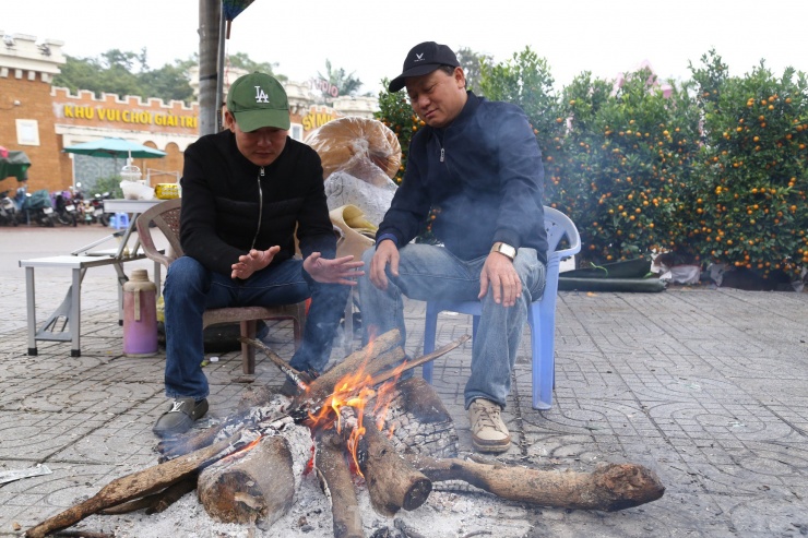 Cách đó không xa, nhóm của anh Hoàng Văn Minh đang nhóm củi sưởi ấm, chờ khách đến xem cây. Năm nay, anh Minh nhập về khoảng 300 gốc quất, bưởi Tết, tuy nhiên sức mua giảm mạnh. “Chợ vắng, người bán đông hơn người mua. Anh em ai cũng sốt ruột cả. Lỡ bỏ hàng trăm triệu tiền vốn trong vụ Tết này rồi, trời rét cũng phải bám trụ thôi chứ không có cách nào khác”, anh Minh than thở.