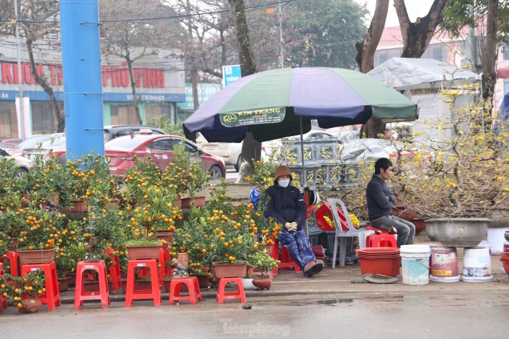 Để đảm bảo sức khoẻ, các nhóm tiểu thương phải thay ca, người ngủ, người thức với hy vọng hàng nhanh chóng được bán hết, trở về nhà sắm Tết sớm.